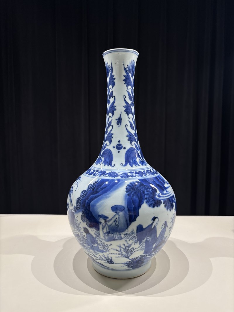 明崇祯 青花人物故事图长颈瓶 - 图2