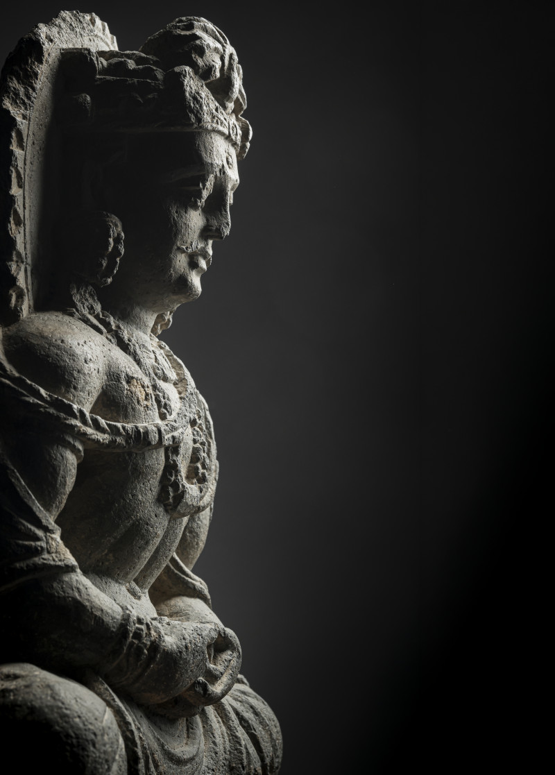 A GREY SCHIST STONE FIGURE OF A BODHISATTVA - 图5