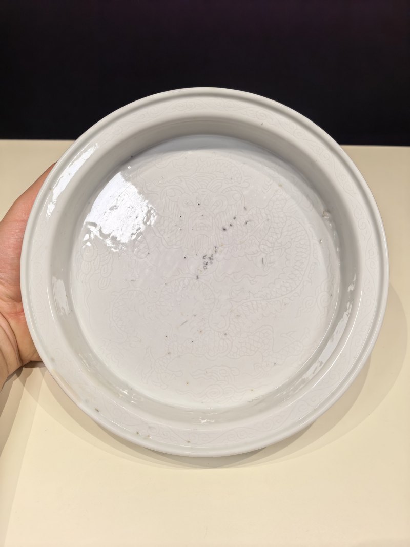 清康熙 白釉暗刻龙纹洗 - 图3