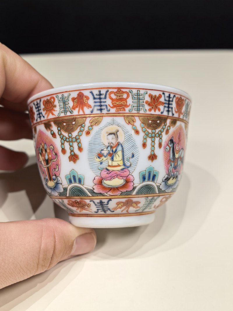 清道光 粉彩七珍八宝纹杯 - 图2