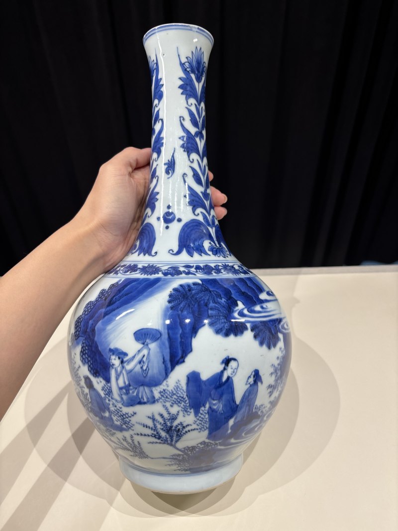 明崇祯 青花人物故事图长颈瓶 - 图3