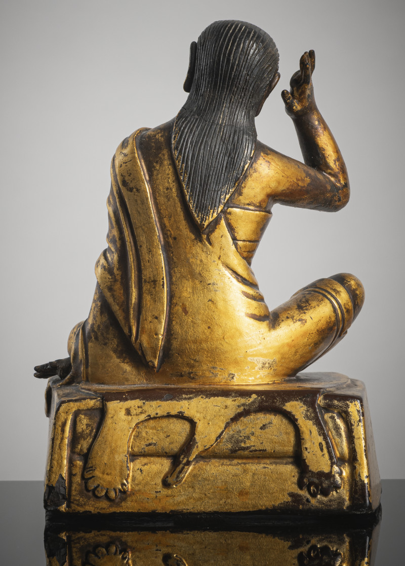 A GILT-LACQUERED TERRACOTTA FIGURE OF MILAREPA - 图2