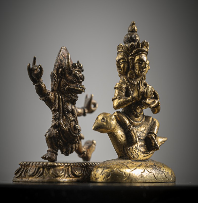 TWO GILT-BRONZE FIGURINES OF A LOCAL DIVINITY AND YAMA - 图3