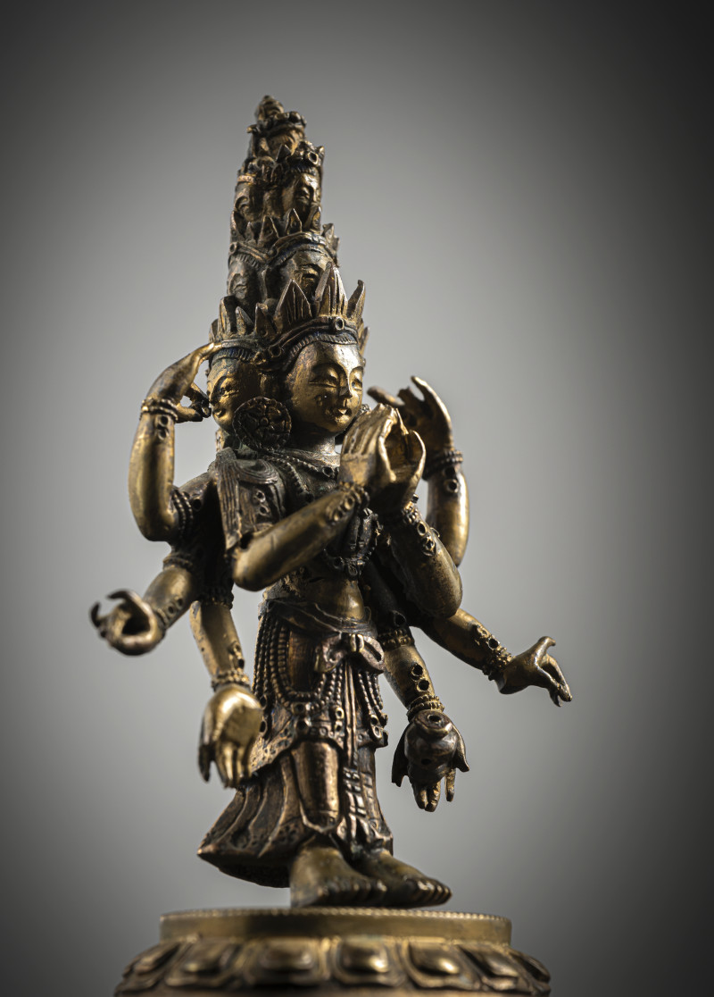 A GILT-BRONZE FIGURE OF EKADASHALOKESHVARA - 图3