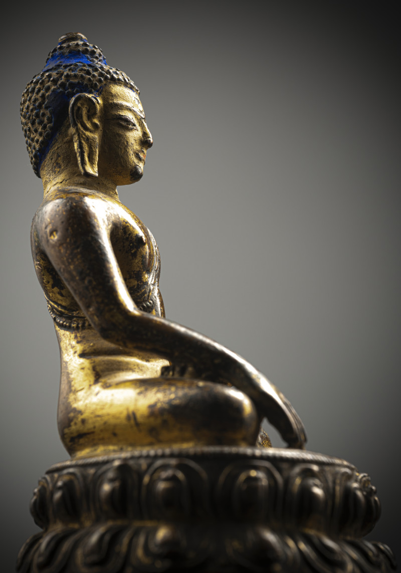 A GILT-COPPER FIGURE OF BUDDHA SHAKYAMUNI - 图3