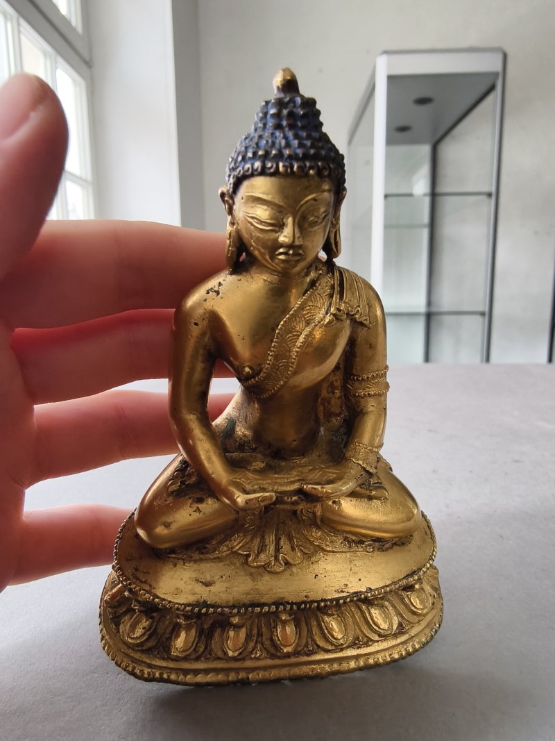A GILT-BRONZE FIGURE OF BUDDHA SHAKYAMUNI - 图11