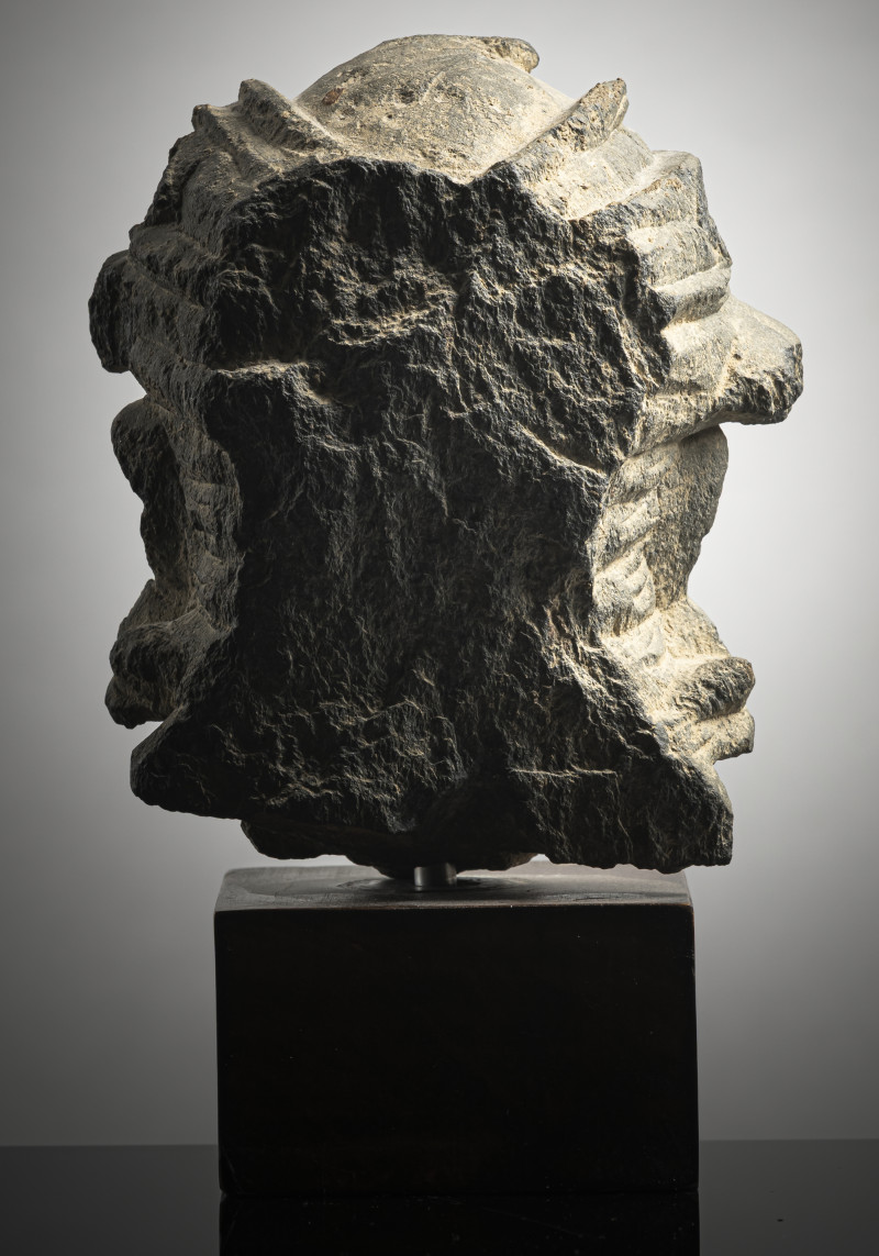 A GREY SCHIST HEAD OF A BODHISATTVA - 图2
