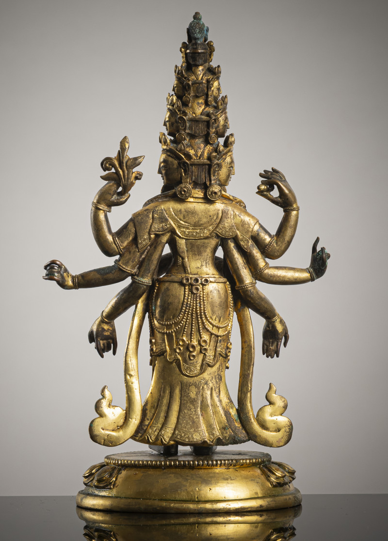 A GILT-BRONZE FIGURE OF EKADASHALOKESHVARA - 图2