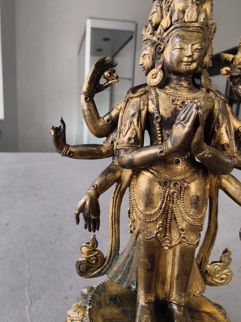 A GILT-BRONZE FIGURE OF EKADASHALOKESHVARA - 图8