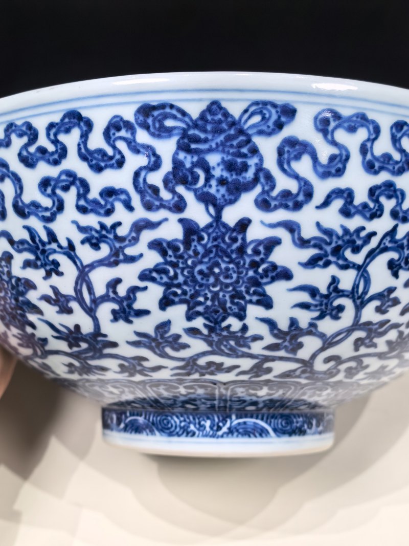 清乾隆 青花莲托八宝纹大碗 - 图12
