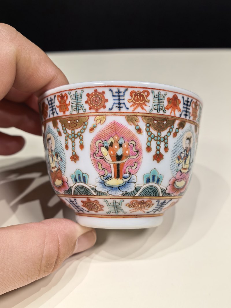 清道光 粉彩七珍八宝纹杯 - 图3
