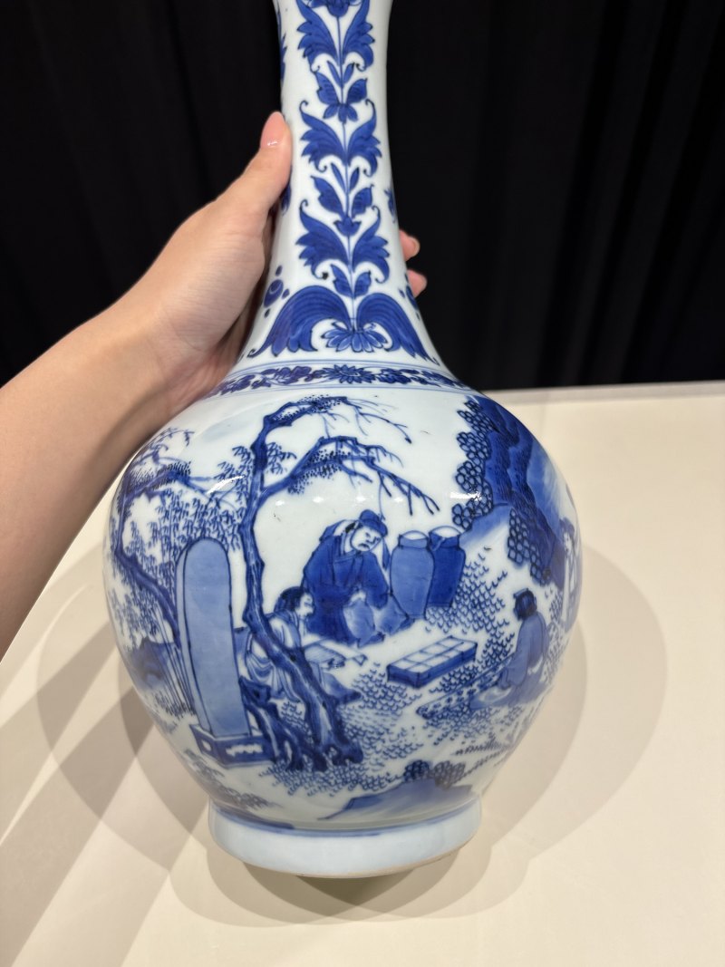 明崇祯 青花人物故事图长颈瓶 - 图4