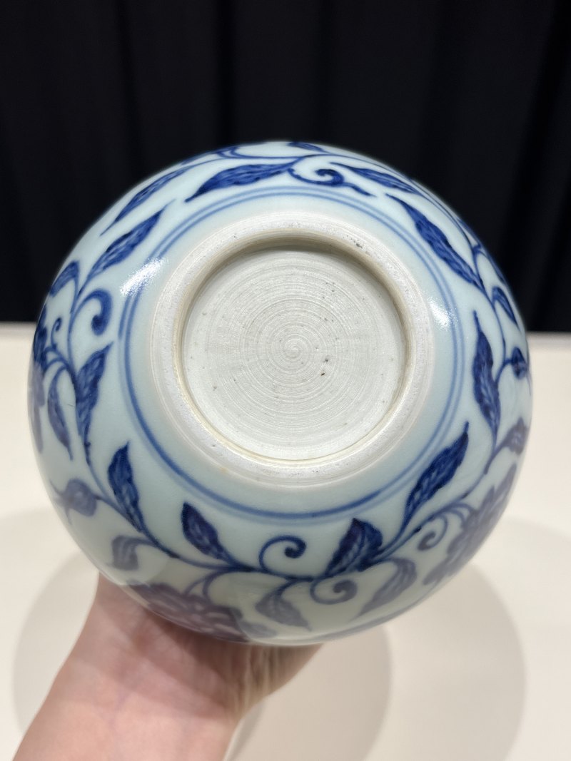 清雍正 青花缠枝花卉纹天球瓶 - 图7