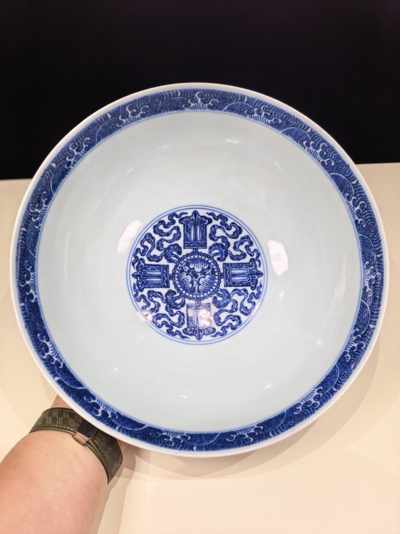 清乾隆 青花莲托八宝纹大碗 - 图13