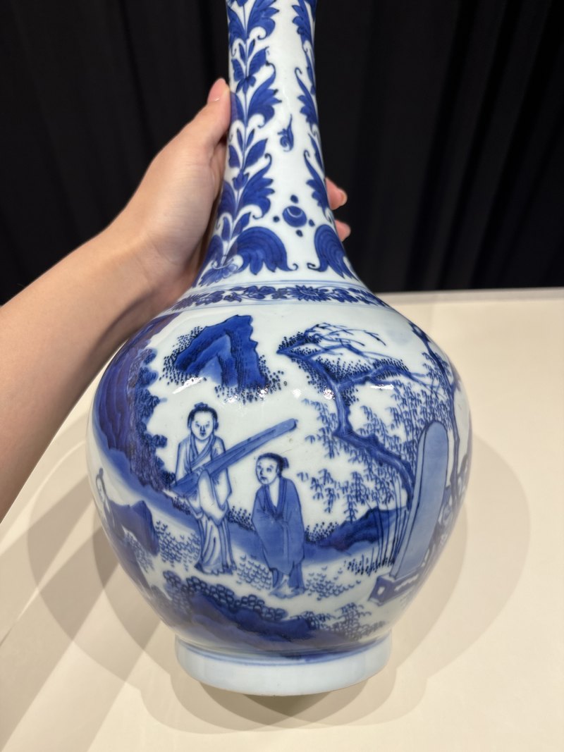 明崇祯 青花人物故事图长颈瓶 - 图5