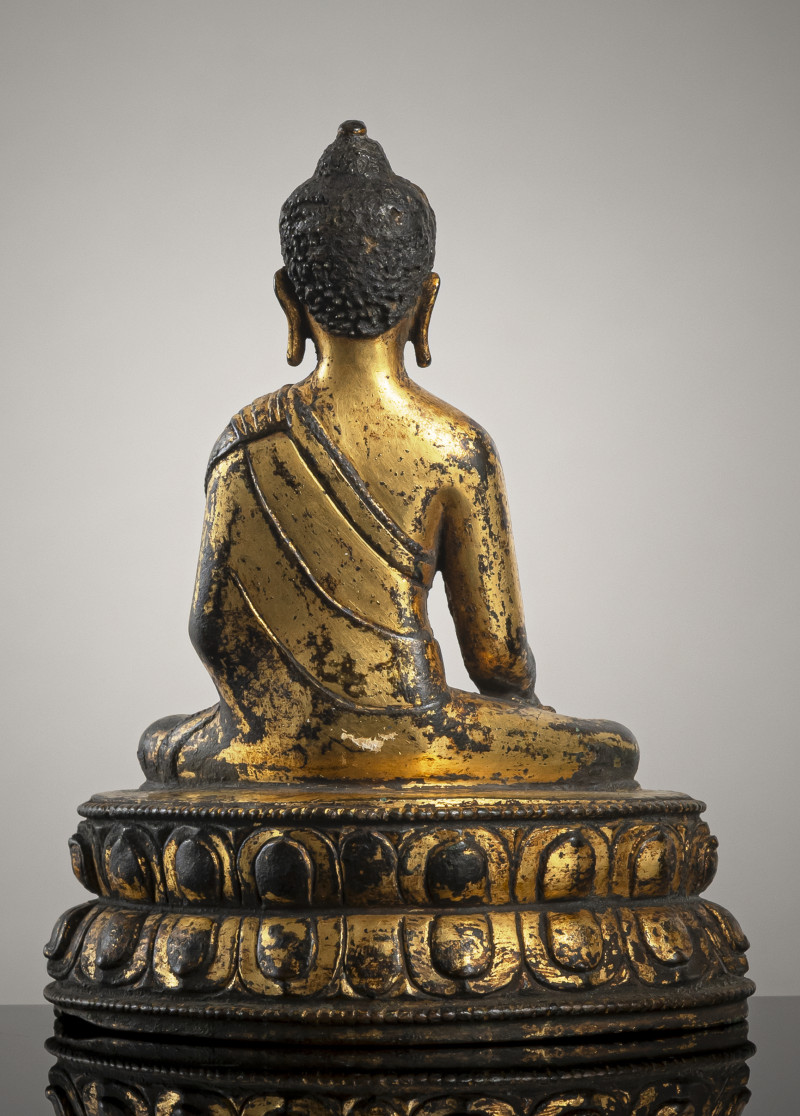 A GILT-BRONZE FIGURE OF BUDDHA SHAKYAMUNI - 图2
