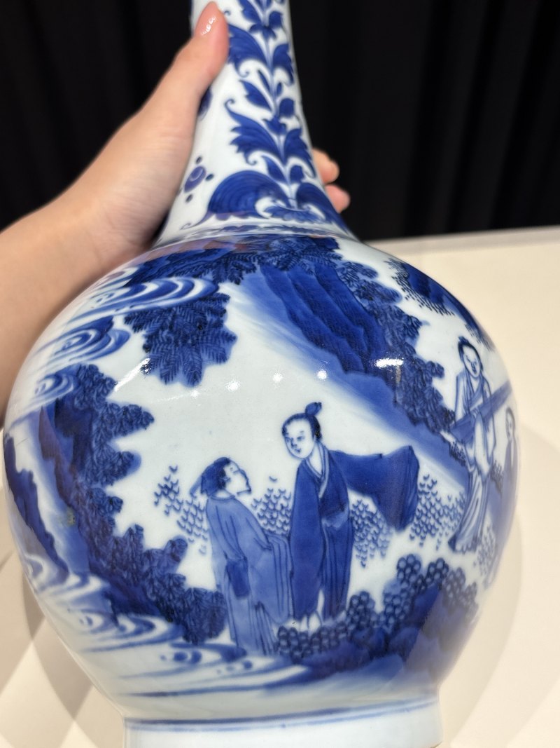 明崇祯 青花人物故事图长颈瓶 - 图6