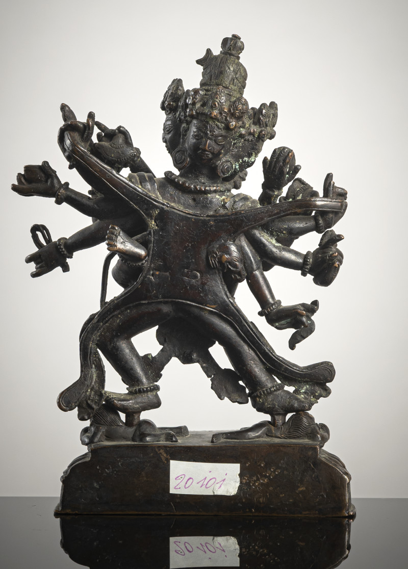 A BRONZE FIGURE OF CAKRASAMVARA AND HIS PARJNA - 图2