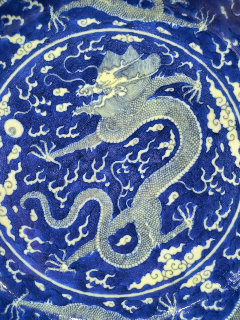 清乾隆 青花地黄彩云龙纹盘一对 - 图15