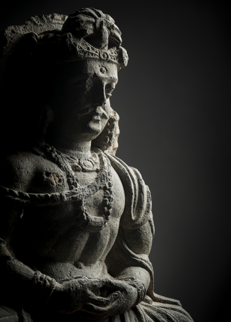 A GREY SCHIST STONE FIGURE OF A BODHISATTVA - 图4