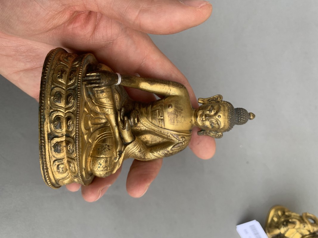 A GILT-BRONZE FIGURE OF BUDDHA SHAKYAMUNI - 图5