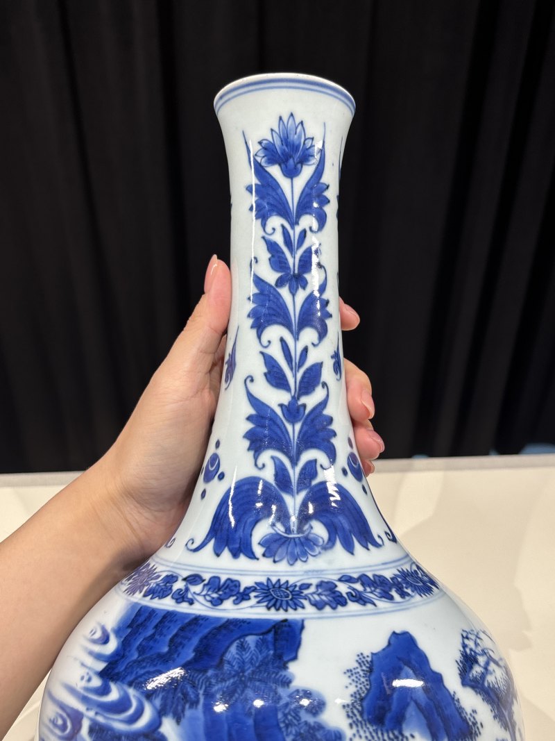 明崇祯 青花人物故事图长颈瓶 - 图7