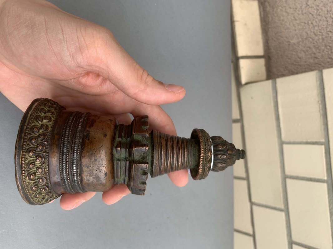 A COPPER STUPA WITH SILVER INLAYS - 图5
