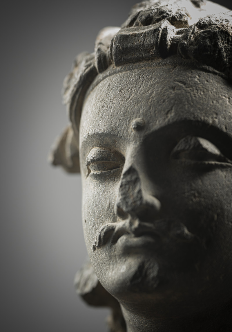 A GREY SCHIST HEAD OF A BODHISATTVA - 图3