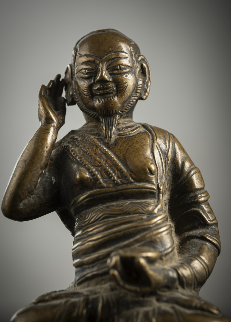 A BRONZE FIGURE OF A LAMA, POSSIBLY MILAREPA - 图3