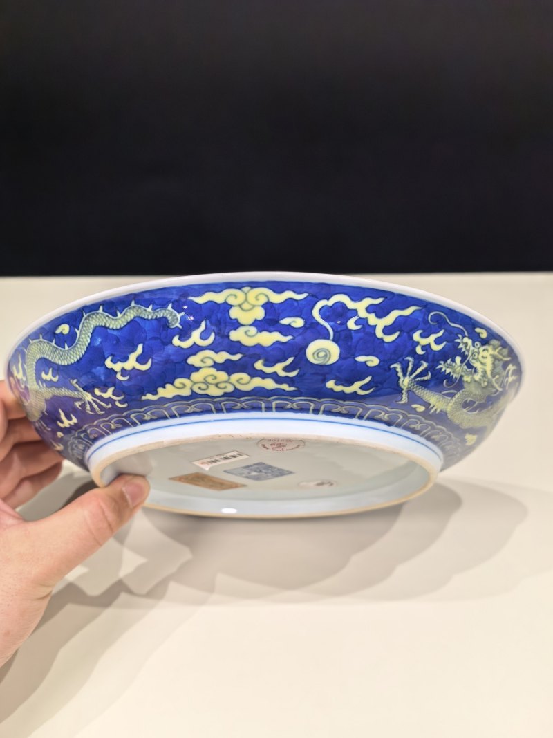 清乾隆 青花地黄彩云龙纹盘一对 - 图16