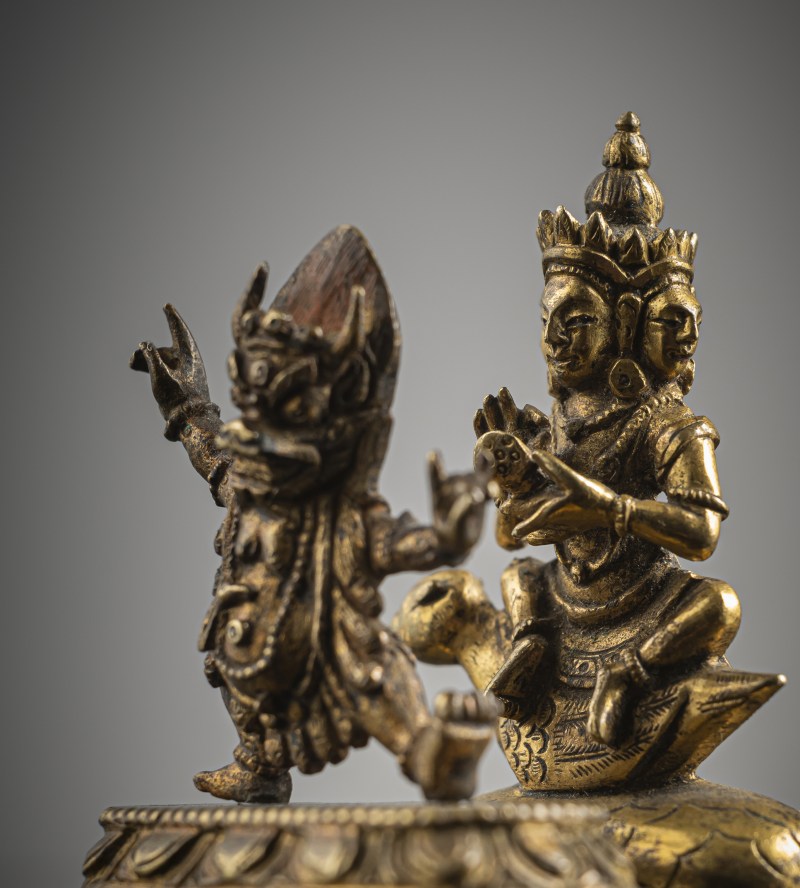 TWO GILT-BRONZE FIGURINES OF A LOCAL DIVINITY AND YAMA - 图4