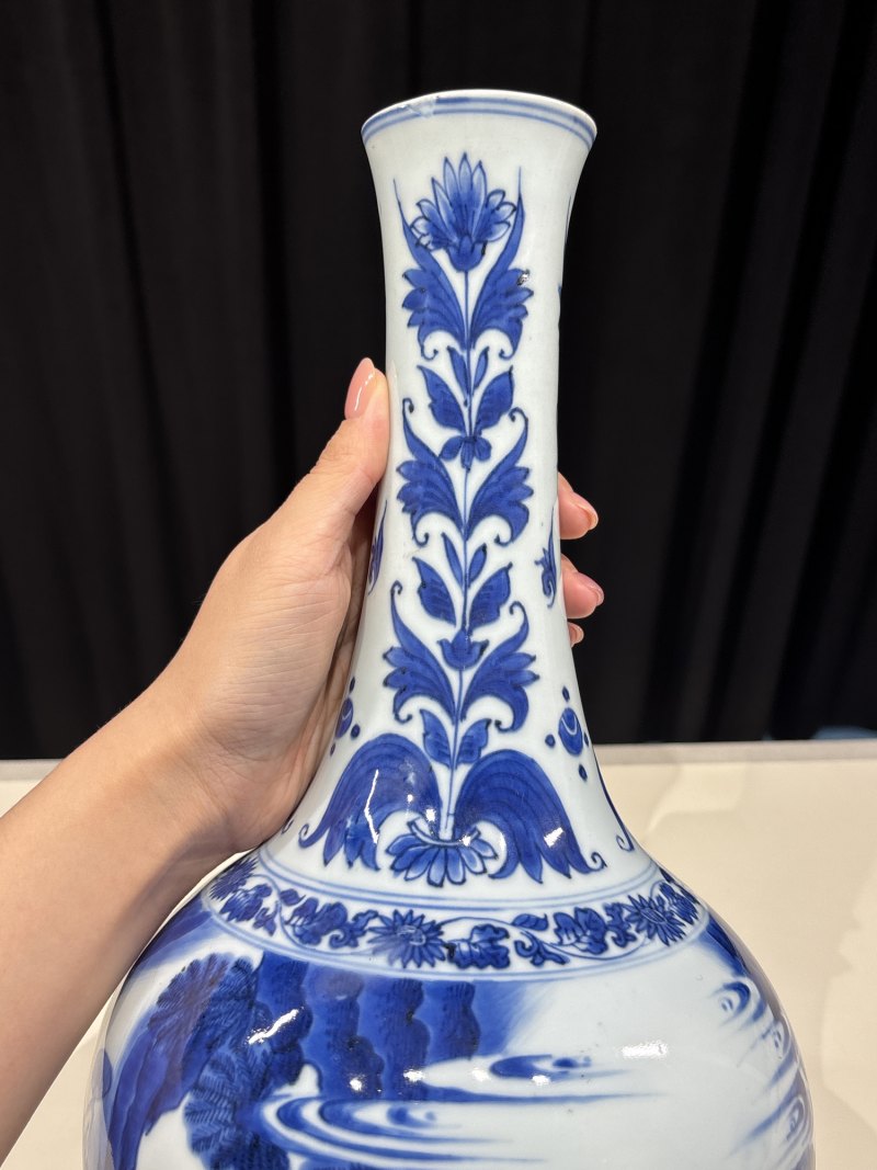 明崇祯 青花人物故事图长颈瓶 - 图8