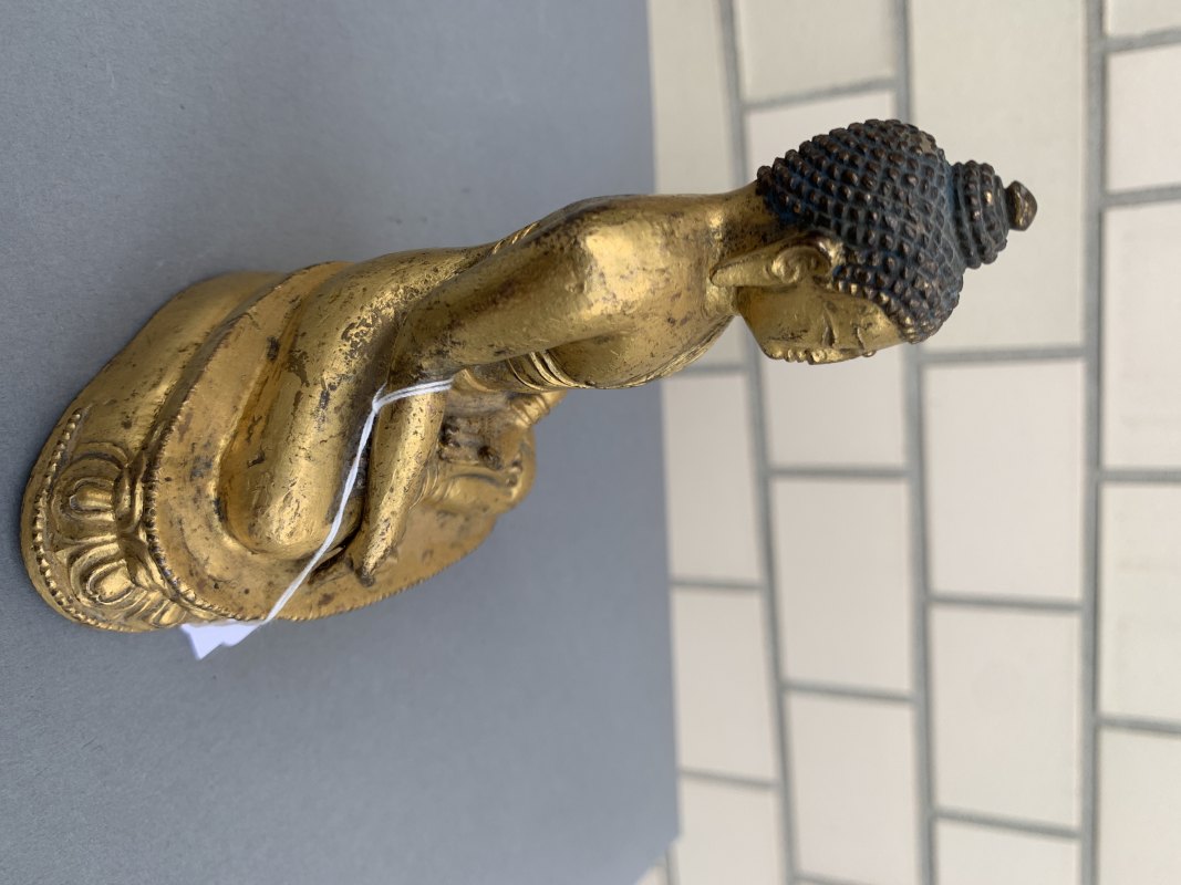 A GILT-BRONZE FIGURE OF BUDDHA SHAKYAMUNI - 图8