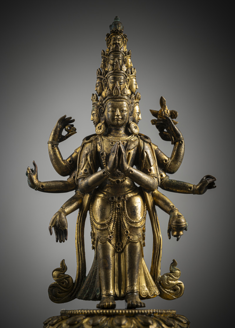 A GILT-BRONZE FIGURE OF EKADASHALOKESHVARA - 图5