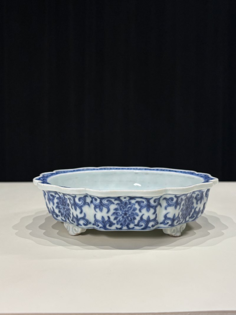 清乾隆 青花宝相花葵口洗 - 图2