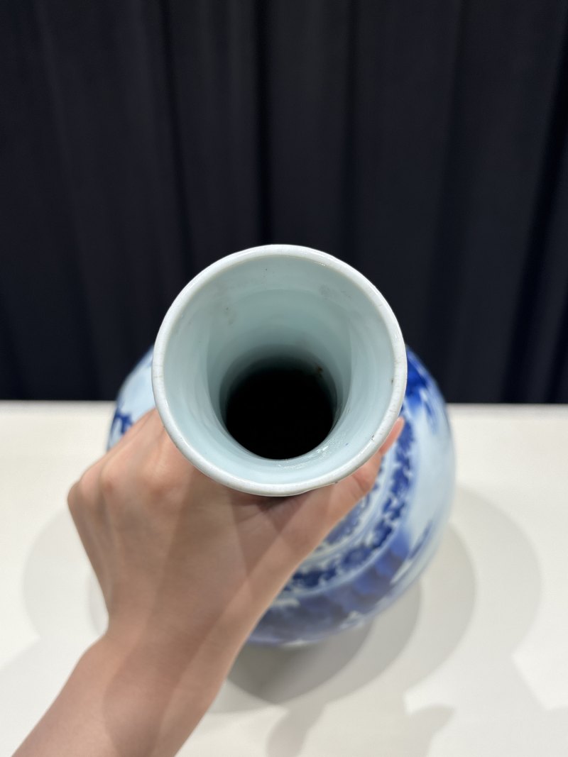 明崇祯 青花人物故事图长颈瓶 - 图9