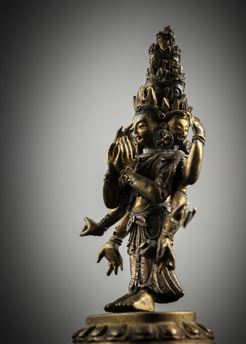 A GILT-BRONZE FIGURE OF EKADASHALOKESHVARA - 图4