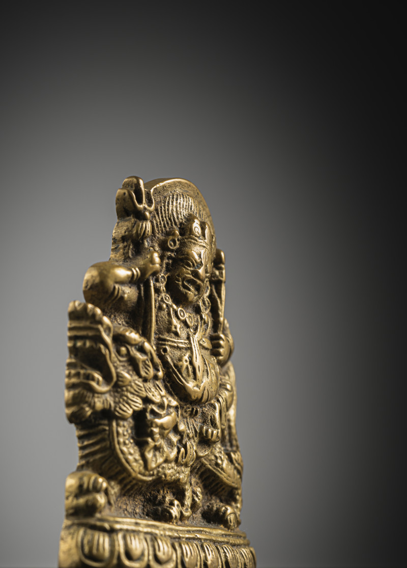 A BRONZE PLAQUE DEPICTING JAMBHALA - 图5