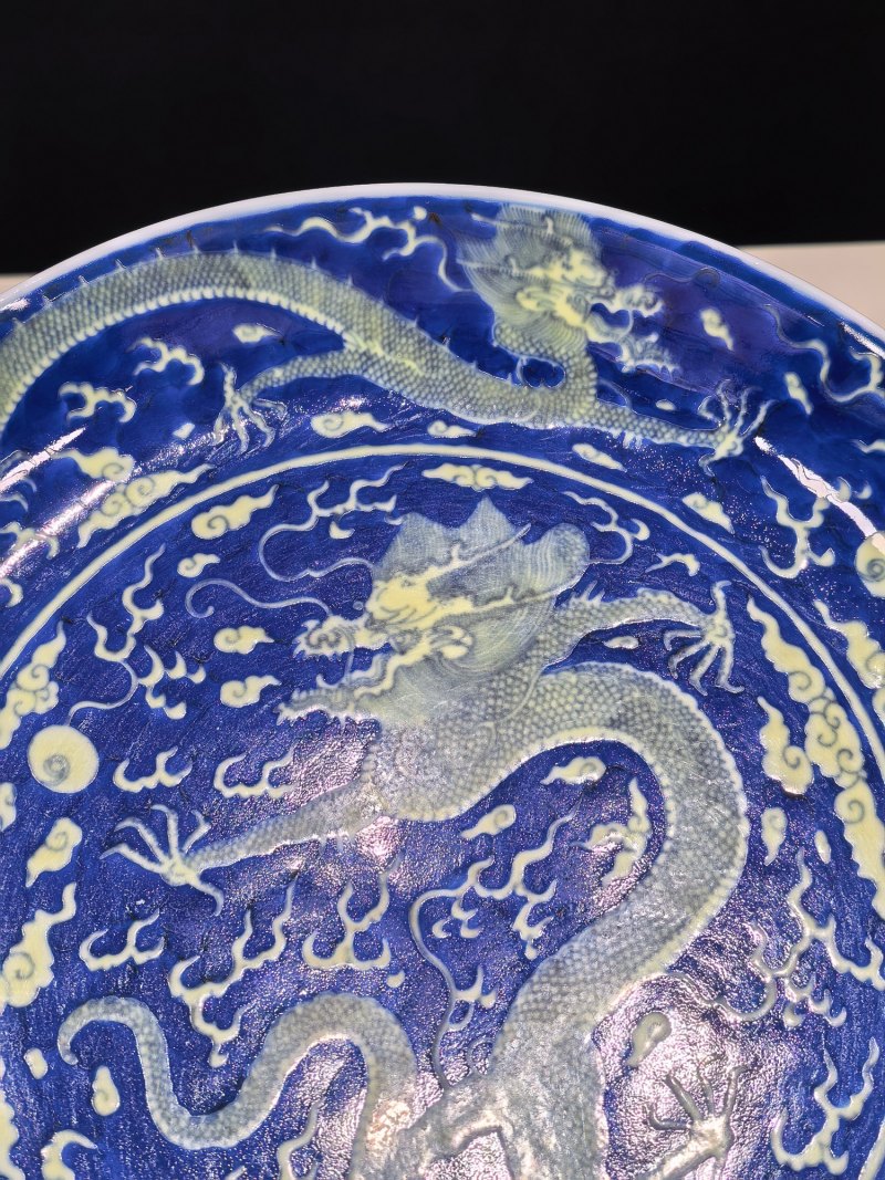 清乾隆 青花地黄彩云龙纹盘一对 - 图18