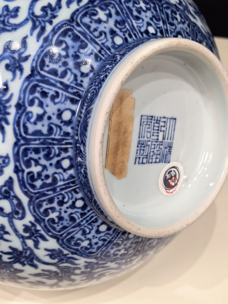 清乾隆 青花莲托八宝纹大碗 - 图18