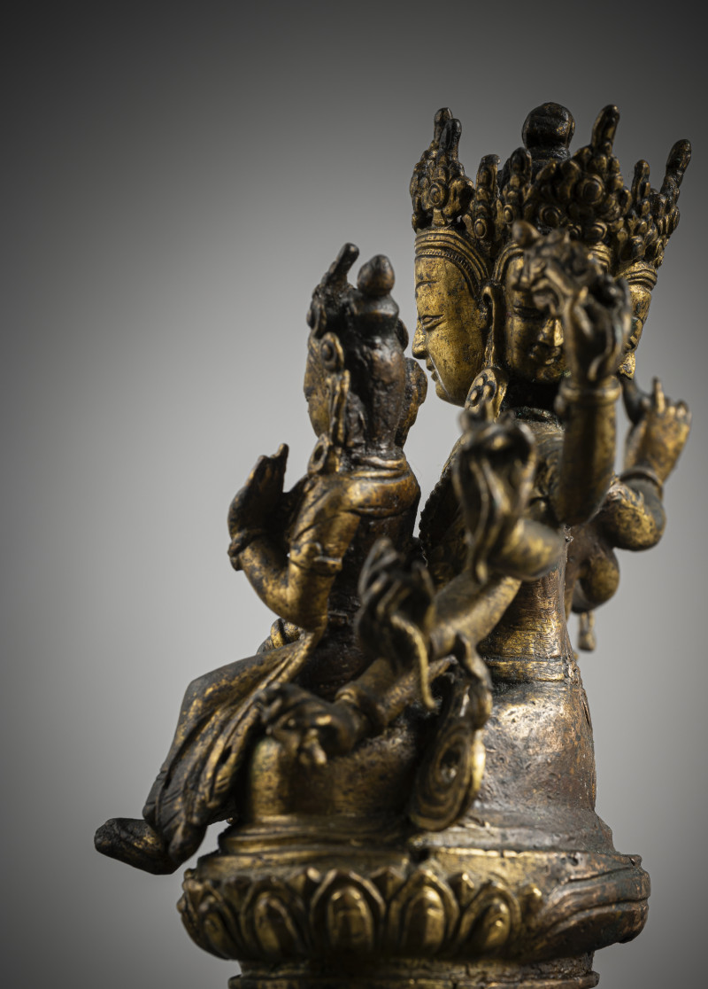 A GILT-BRONZE FIGURE OF MANJUGOSHA AND CONSORT - 图5
