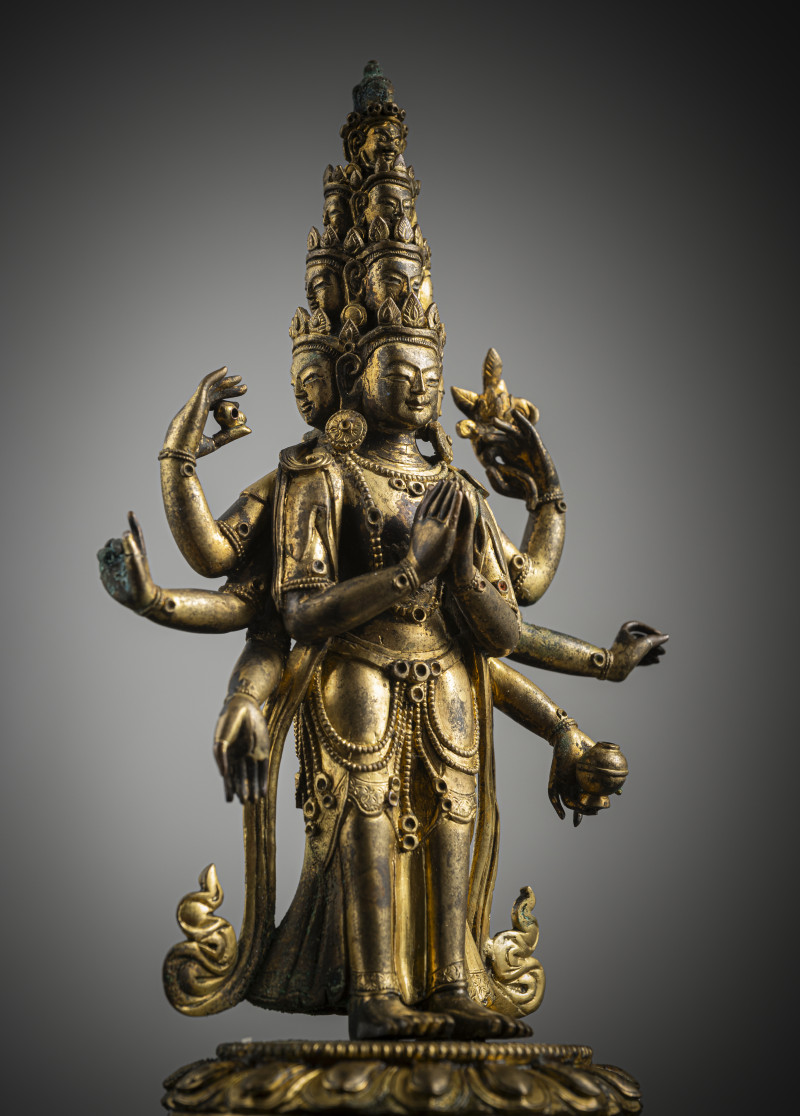 A GILT-BRONZE FIGURE OF EKADASHALOKESHVARA - 图3