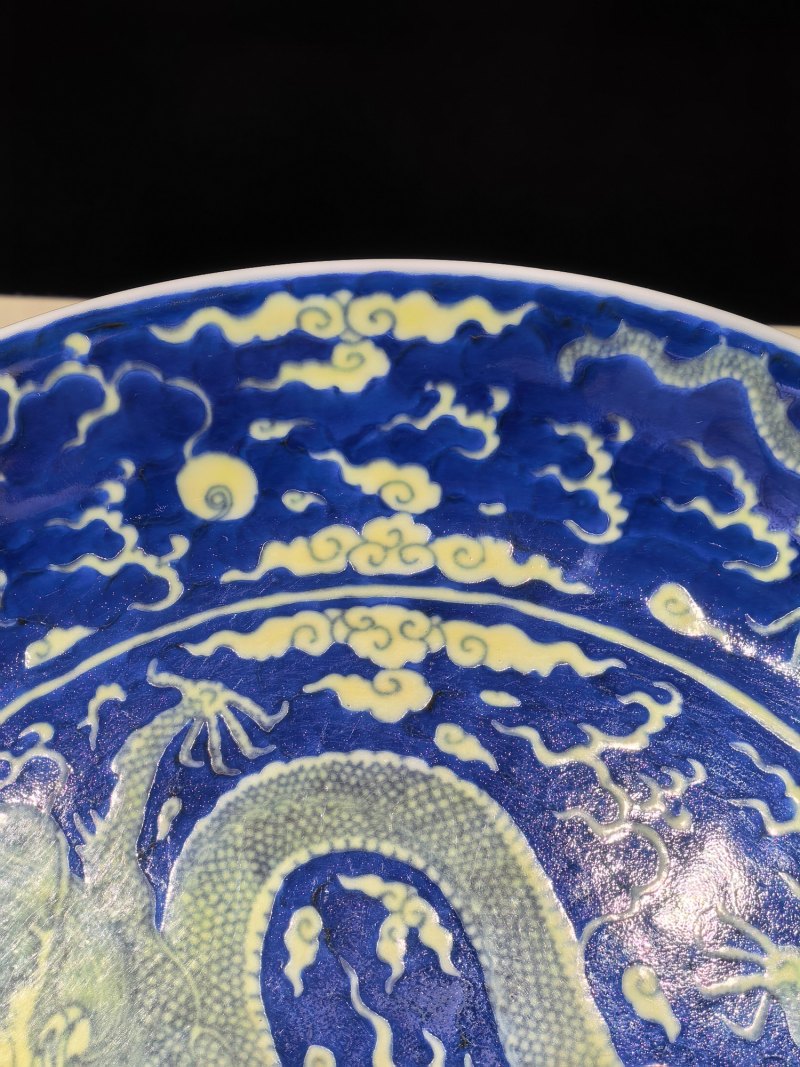 清乾隆 青花地黄彩云龙纹盘一对 - 图19