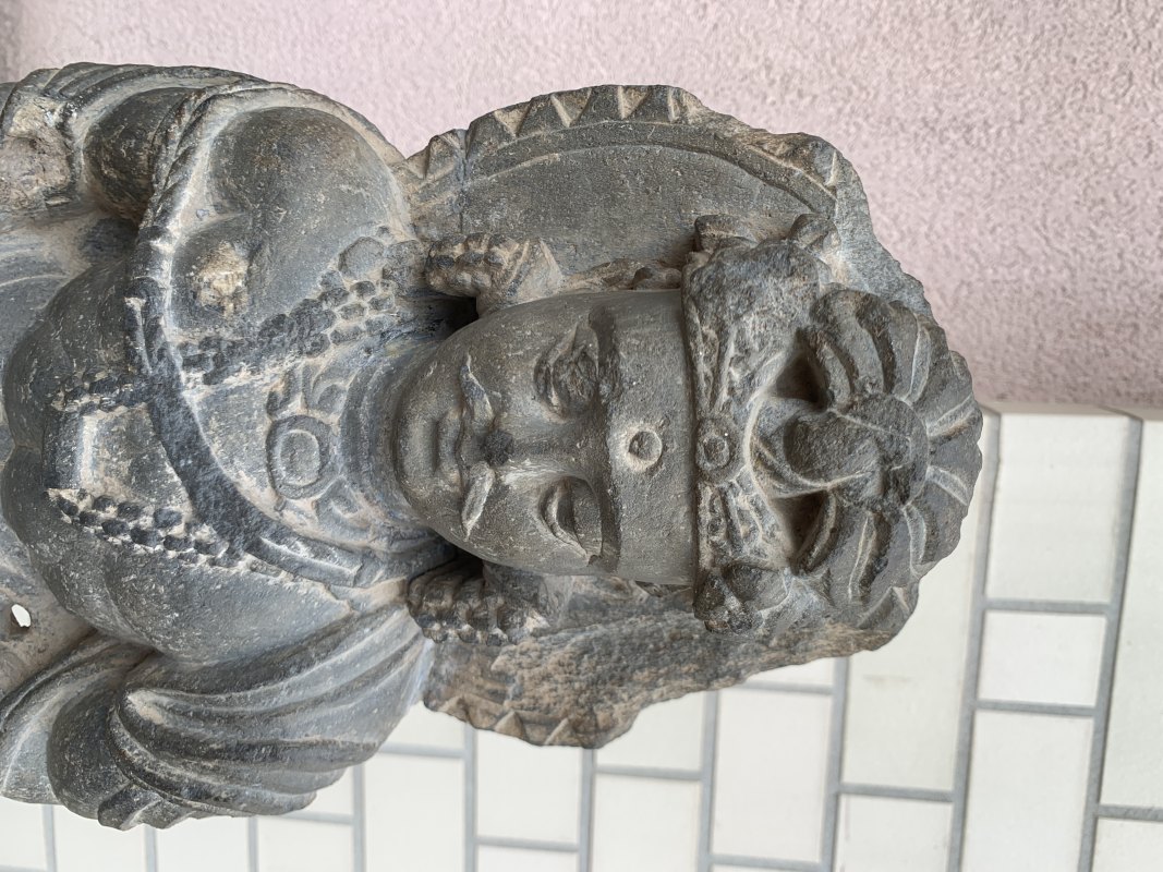 A GREY SCHIST STONE FIGURE OF A BODHISATTVA - 图7