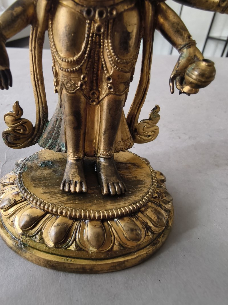 A GILT-BRONZE FIGURE OF EKADASHALOKESHVARA - 图9