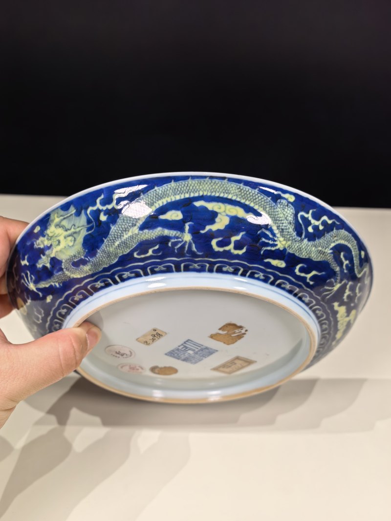 清乾隆 青花地黄彩云龙纹盘一对 - 图20