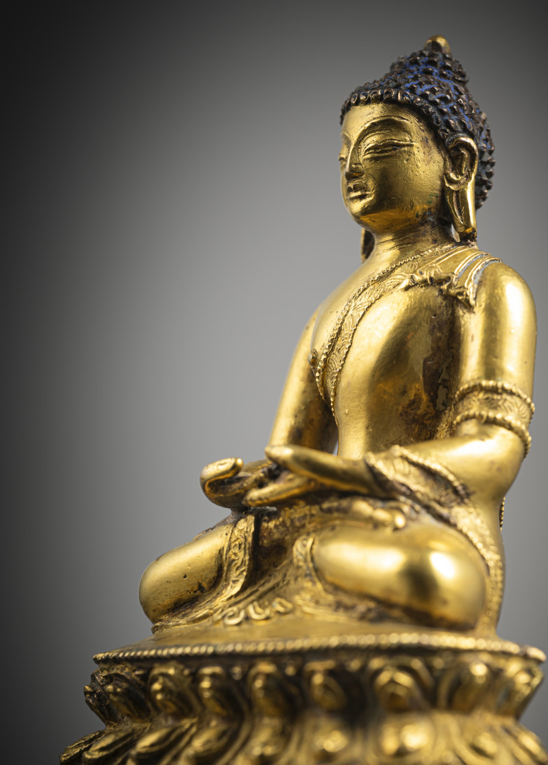 A GILT-BRONZE FIGURE OF BUDDHA SHAKYAMUNI - 图4