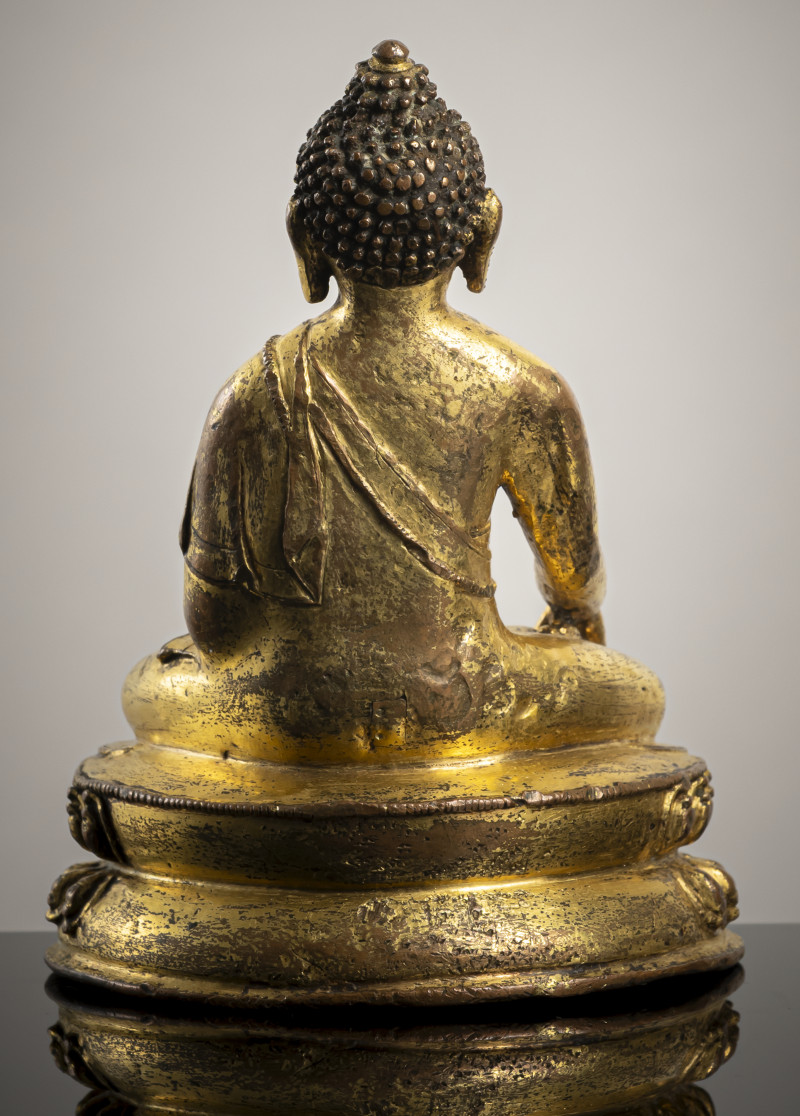 A GILT-COPPER FIGURE OF BUDDHA SHAKYAMUNI - 图2