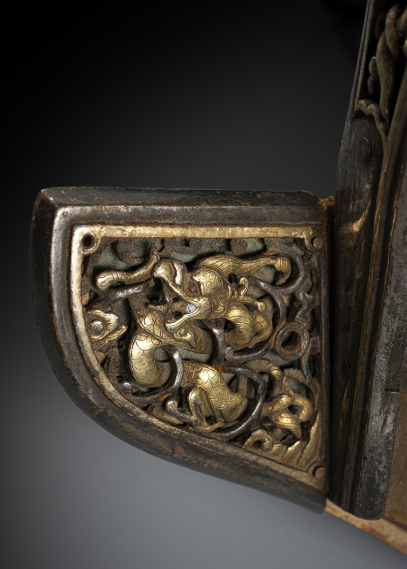 A RARE PARCEL GILT-IRON AND WOOD SADDLE WITH MOVABLE DERGE FITTINGS - 图3