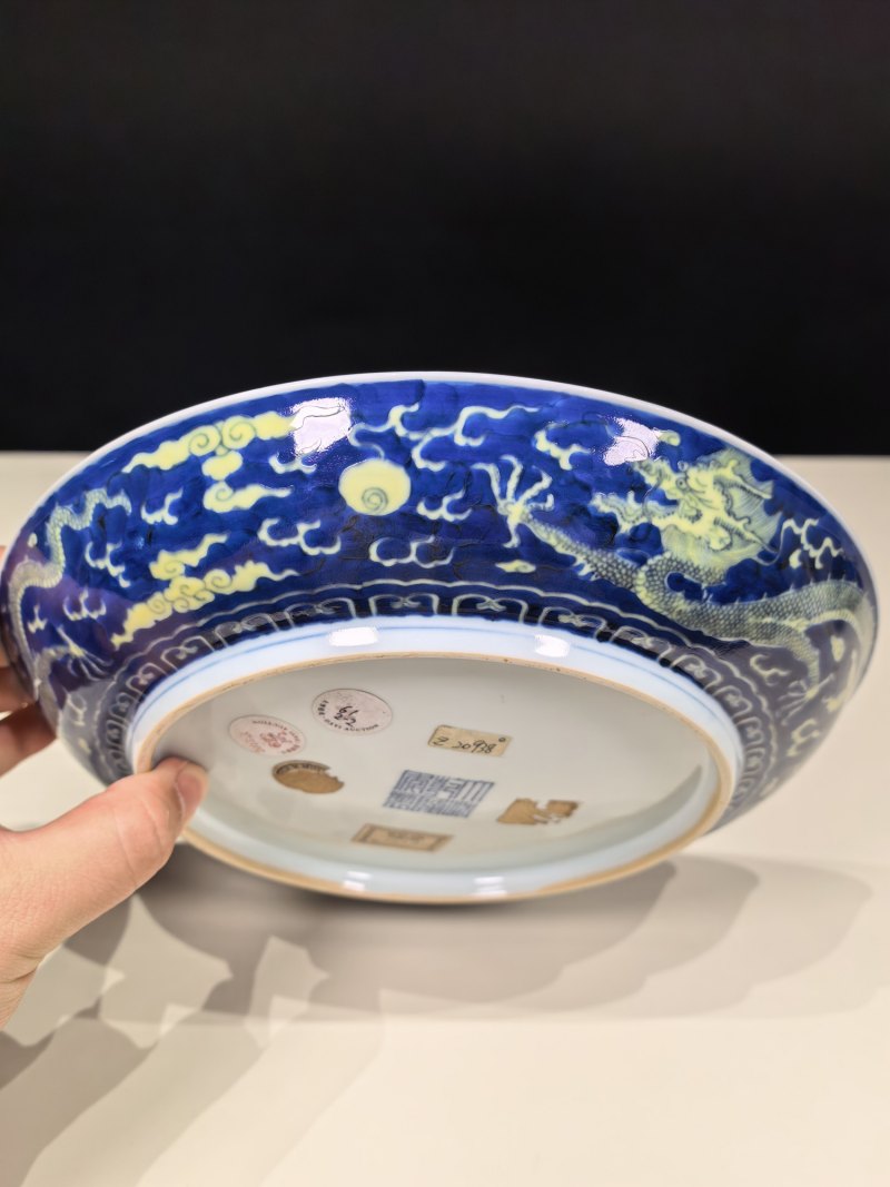 清乾隆 青花地黄彩云龙纹盘一对 - 图21